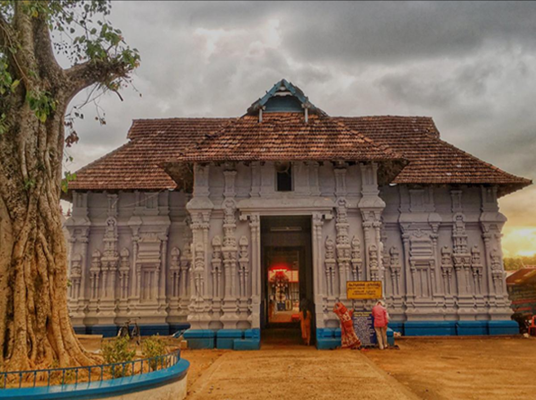 Kerala temple traditions, reflecting the historic role of Varier families in garland making, temple maintenance, lamps, materials and administration.
