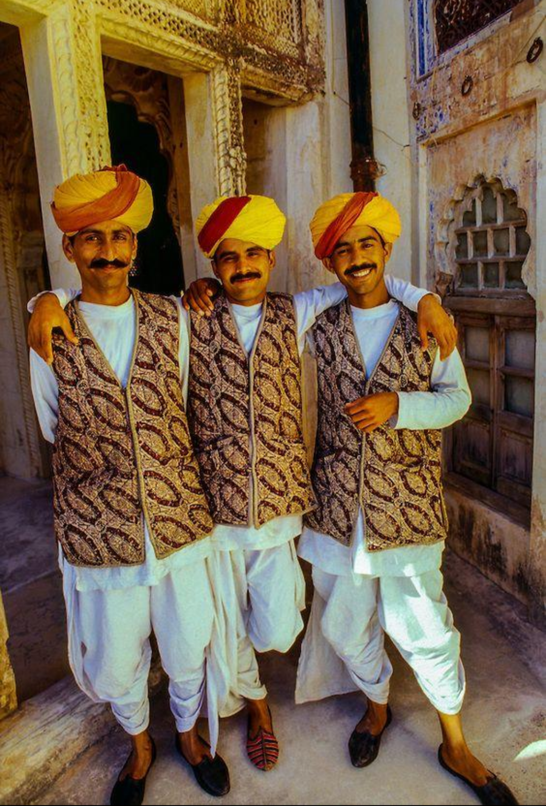 Traditional Agarwal dress reflects the regional cultures of Haryana and Rajasthan, including dhoti-kurta, pagdi, ghaghra-choli, odhni and elaborate festive jewellery.