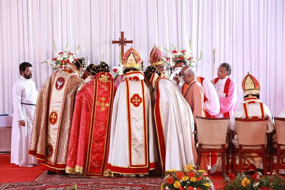 Presentation of crozier during Mar Thoma bishopric ordination by Joseph Mar Thoma, with the assistance of other Mar Thoma, as well as CSI bishops Thomas Samuel and KG Daniel as co-consecrators