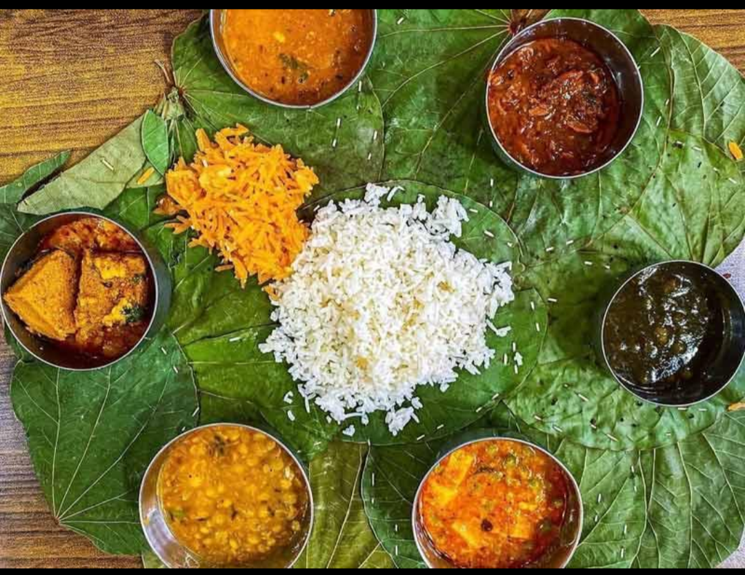 A traditional Kangri dham served on leaf plates, prepared by hereditary Brahmin cooks known as botis