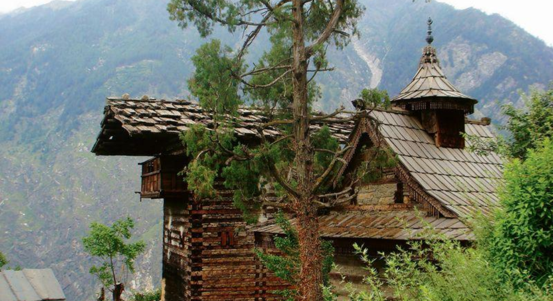 A traditional kath-kuni house built with alternating layers of stone and deodar wood and topped with a slate roof.