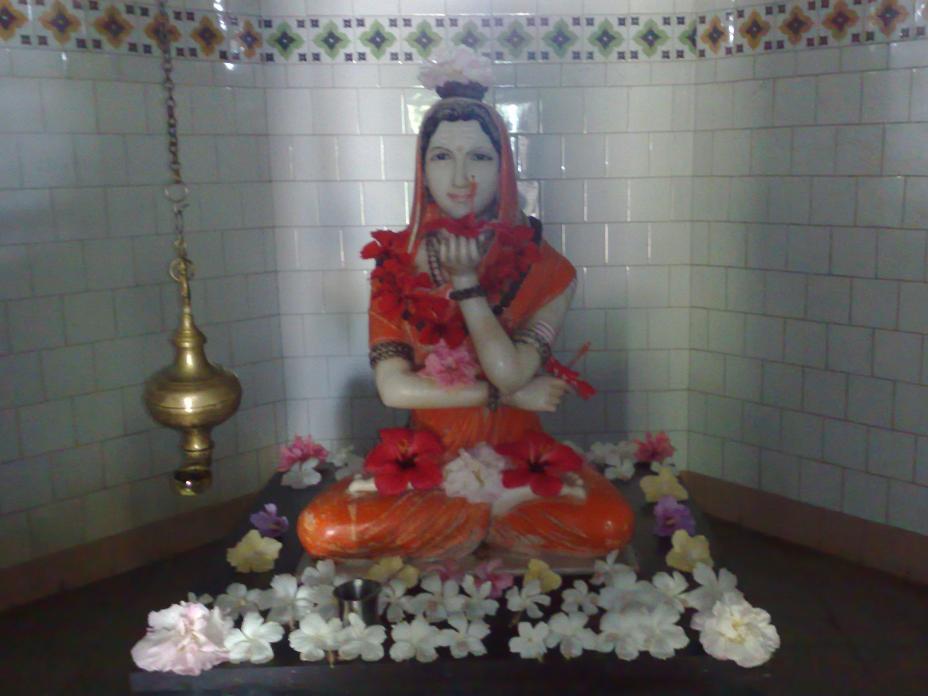 An idol of Akka Mahadevi holding an ishtalinga in her left hand