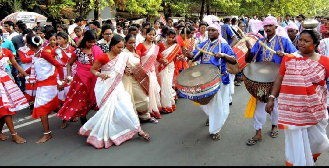 Munda women dancing in the village akhra during Sarhul, the spring festival celebrating the blossoming of the sal tree.