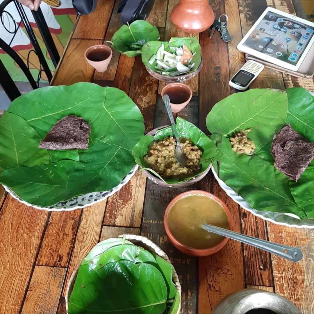 Traditional Munda foods: handia served in sal-leaf cups, rugra mushrooms and madua (finger-millet) roti.